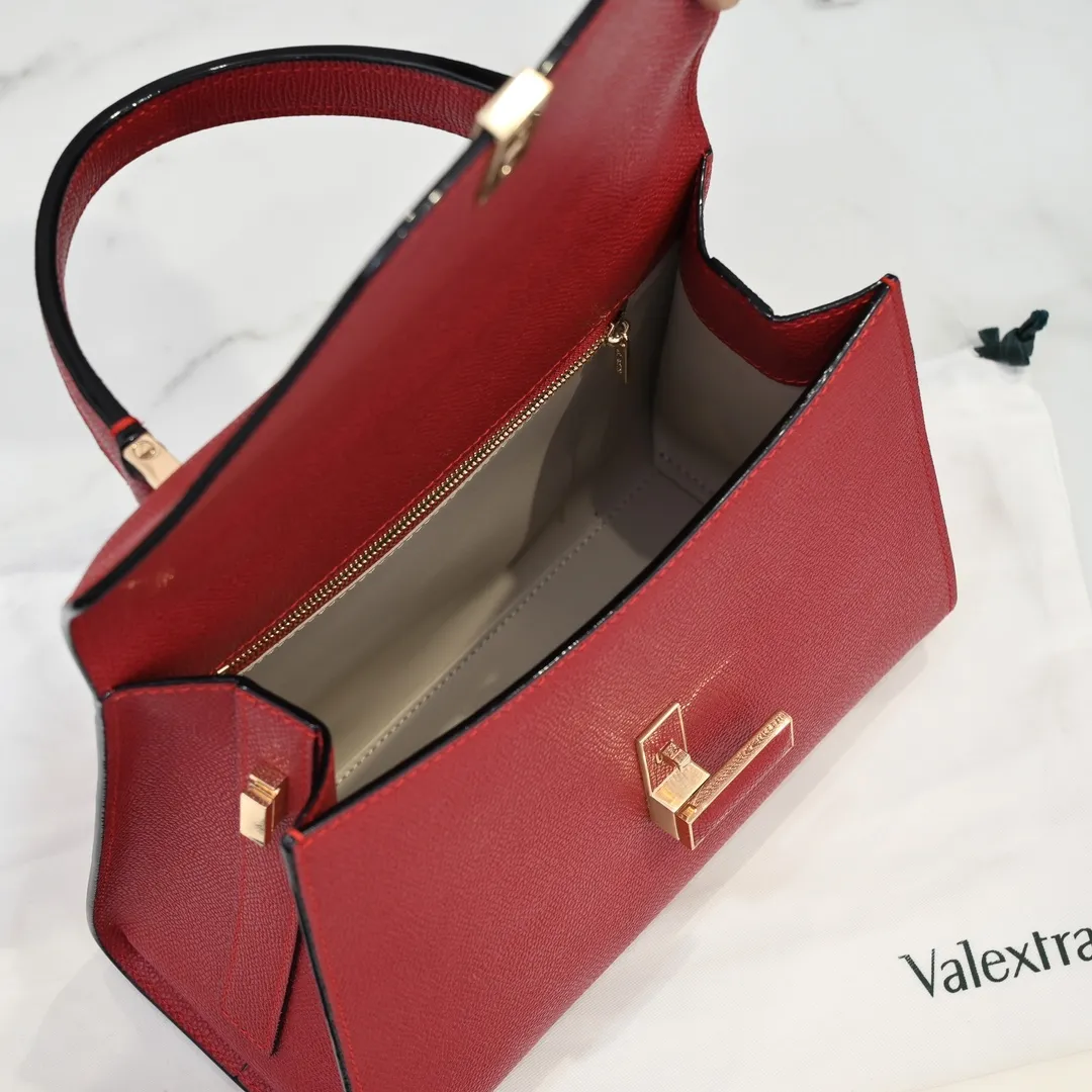 Valextra, the name of Italy's beloved horse, Iside is Val. One of extra's most iconic designs. There is no obvious logo, but the simple collective line design is very recognizable, full of architectural art, and shows a capable and intellectual style. It is made of imported palm-print lining cowhide, with up to five stitches of handwork, and the shiny oil edges test the skill of the craftsman. Large size: 26cm model 6627#
